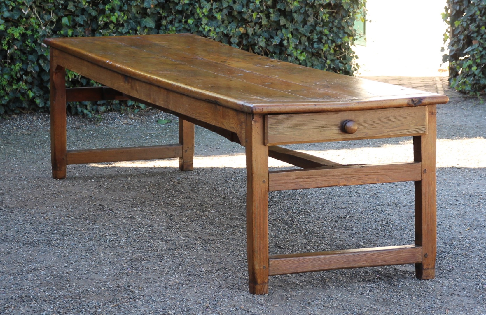 sehr-langer-esstisch